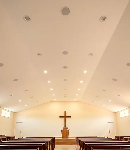 Templo com caixas de som embutidas no forro da nave