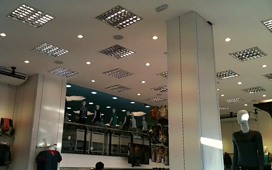 Loja atendida pela Alfa Glass, com caixas de som embutidas no forro